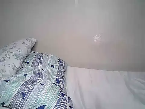 Snapshot of Queen_pretty2 chatting on June 8, 5:24 pm Queen pretty2 online show from June 8, 5:24 pm