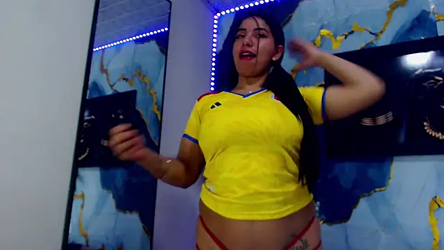 Yasmine Tapias online show from July 7, 8:57 pm