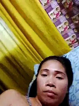 Snapshot of hotmom_lyn chatting on June 12, 9:25 pm hotmom lyn online show from June 12, 9:25 pm