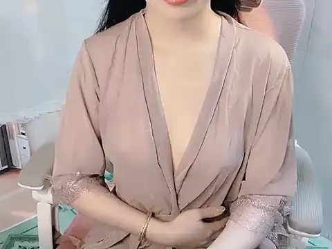-Naomii  online show from July 9, 6:17 am