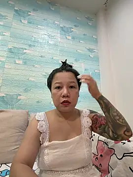 Snapshot of LINDA_HD chatting on June 3, 1:14 pm LINDA HD online show from June 3, 1:14 pm