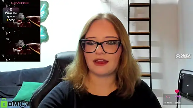 Snapshot of JuliNy_x chatting on June 3, 1:14 pm JuliNy x online show from June 3, 1:14 pm