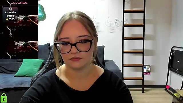 Snapshot of JuliNy_x chatting on June 3, 2:33 pm JuliNy x online show from June 3, 2:33 pm