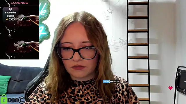 Snapshot of JuliNy_x chatting on June 6, 12:54 pm JuliNy x online show from June 6, 12:54 pm