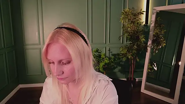 Snapshot of haleybooo chatting on June 10, 12:26 pm haleybooo online show from June 10, 12:26 pm