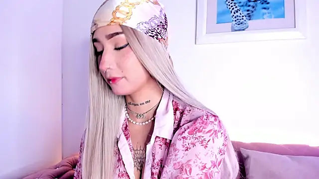 Snapshot of SophieMoneet chatting on May 29, 12:36 pm SophieMoneet online show from May 29, 12:36 pm