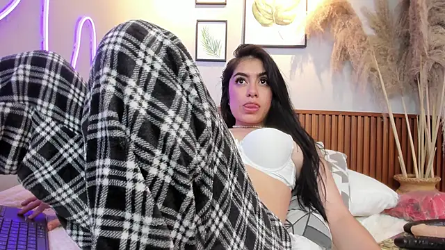 Snapshot of CARLA_FERRERM chatting on June 6, 7:57 am CARLA FERRERM online show from June 6, 7:57 am