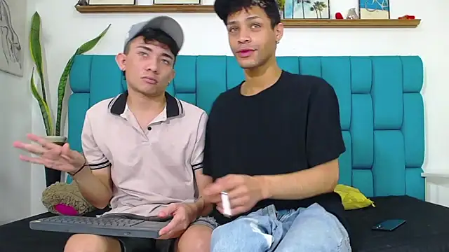 Snapshot of STRANGER_BOYS chatting on June 18, 11:20 pm STRANGER BOYS online show from June 18, 11:20 pm
