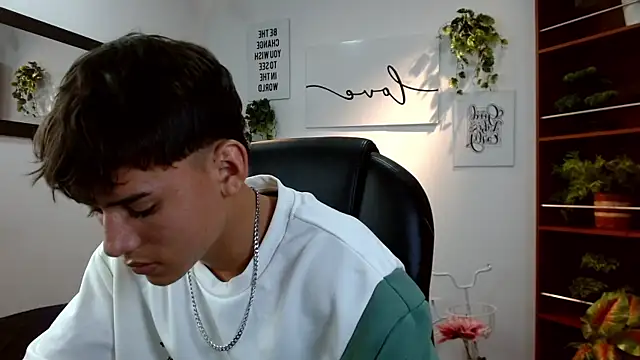 Snapshot of Ryan_grayx chatting on June 1, 2:41 pm Ryan grayx online show from June 1, 2:41 pm