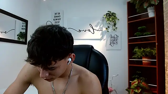 Snapshot of Ryan_grayx chatting on June 13, 1:53 pm Ryan grayx online show from June 13, 1:53 pm