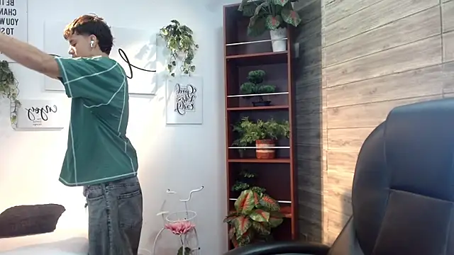 Snapshot of Ryan_grayx chatting on June 14, 2:08 pm Ryan grayx online show from June 14, 2:08 pm