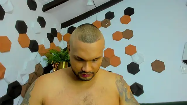 Snapshot of CharlieGrifinX chatting on June 1, 7:37 pm CharlieGrifinX online show from June 1, 7:37 pm