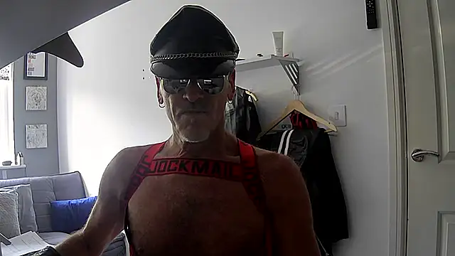 Snapshot of NottsLeather chatting on May 26, 9:49 am NottsLeather online show from May 26, 9:49 am