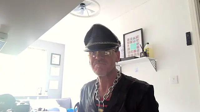 Snapshot of NottsLeather chatting on June 7, 9:35 am NottsLeather online show from June 7, 9:35 am