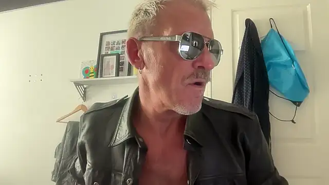 Snapshot of NottsLeather chatting on July 11, 4:43 pm NottsLeather online show from July 11, 4:43 pm
