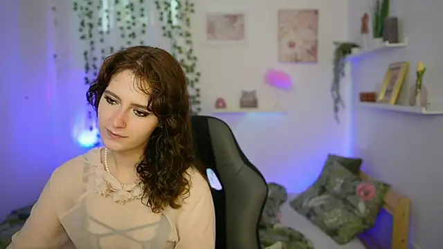 Snapshot of _Emily_Paris chatting on June 5, 1:39 pm Emily Paris online show from June 5, 1:39 pm