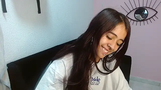 Snapshot of sofiacumgil chatting on June 13, 1:20 pm sofiacumgil online show from June 13, 1:20 pm