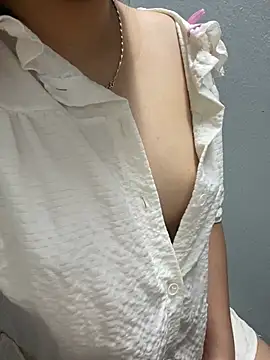 Snapshot of Ellie18 chatting on June 5, 3:18 pm Ellie18 online show from June 5, 3:18 pm