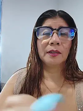 Snapshot of fire_mommy chatting on June 12, 9:57 pm fire mommy online show from June 12, 9:57 pm