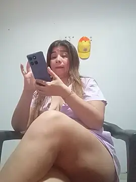 Snapshot of fire_mommy chatting on July 17, 9:52 pm fire mommy online show from July 17, 9:52 pm