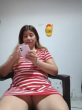 Snapshot of fire_mommy chatting on July 19, 11:41 pm fire mommy online show from July 19, 11:41 pm