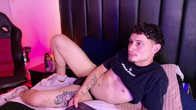 Snapshot of Alexlux1 chatting on June 14, 12:19 am Alexlux1 online show from June 14, 12:19 am