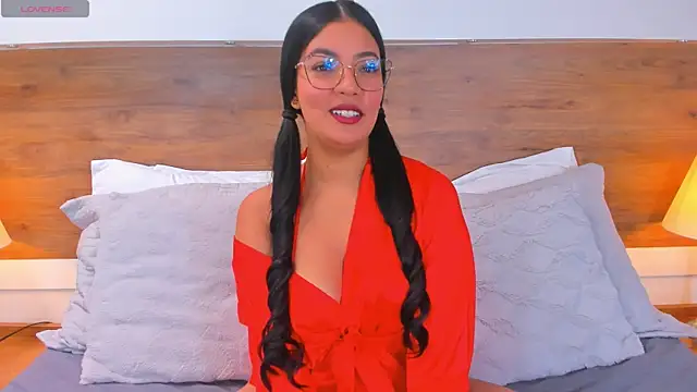 Snapshot of MichelleLuxe chatting on June 10, 7:02 pm MichelleLuxe online show from June 10, 7:02 pm