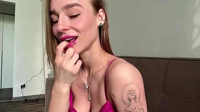 Snapshot of amilia-sexygirl chatting on June 8, 1:28 am amilia-sexygirl online show from June 8, 1:28 am