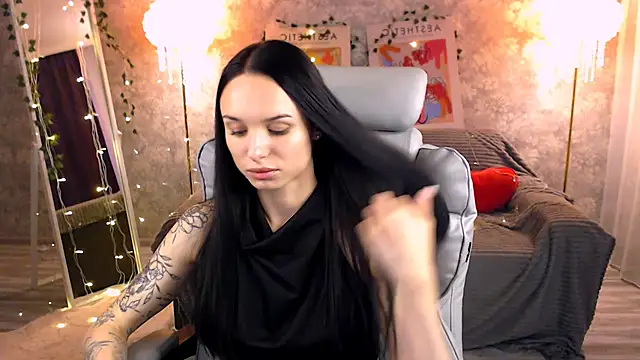 NicoleMerz online show from June 19, 4:00 pm