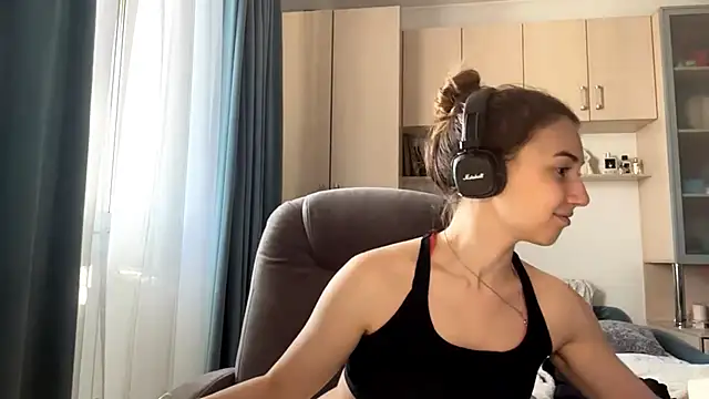 Snapshot of CameTruce chatting on June 5, 2:34 pm CameTruce online show from June 5, 2:34 pm