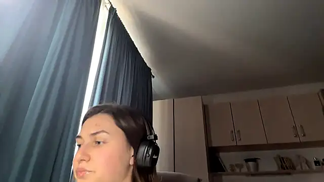 Snapshot of CameTruce chatting on June 8, 3:23 pm CameTruce online show from June 8, 3:23 pm