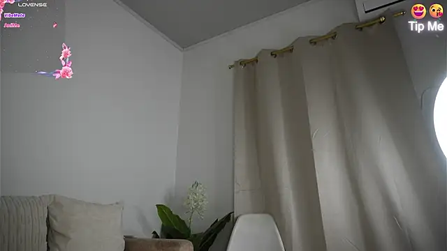 Snapshot of Sweetpussyhot_ chatting on June 24, 1:04 am Sweetpussyhot online show from June 24, 1:04 am