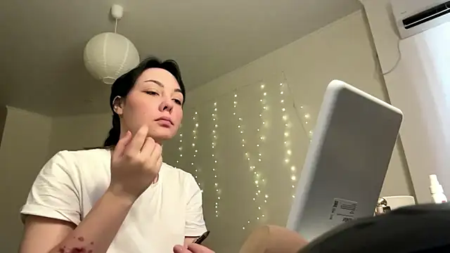 Snapshot of SacredFret chatting on June 10, 12:04 pm SacredFret online show from June 10, 12:04 pm