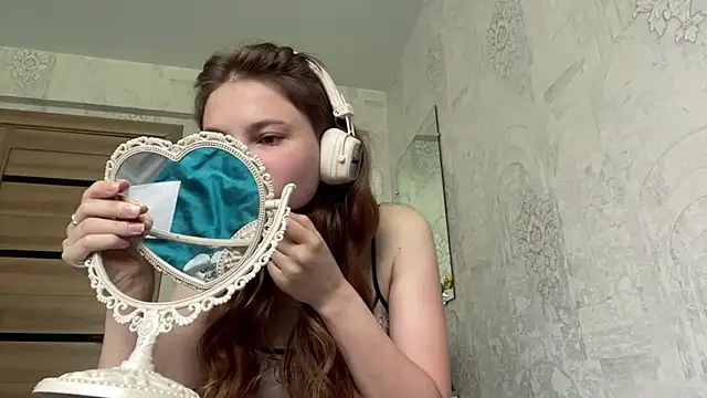 HeIen cute online show from June 13, 5:27 am