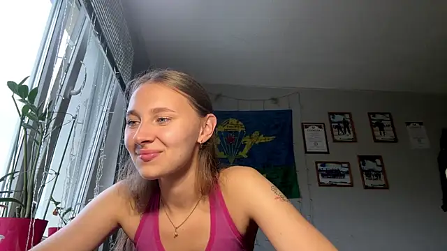 Snapshot of AlidaReff chatting on June 8, 3:45 pm AlidaReff online show from June 8, 3:45 pm