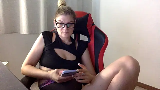 LolaSelvaggia online show from July 28, 2:35 pm