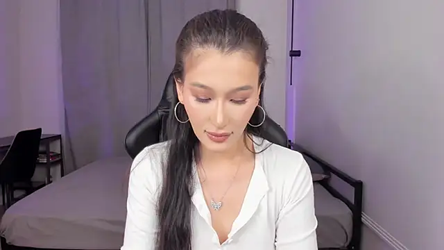 lilly mighty online show from June 8, 5:13 pm