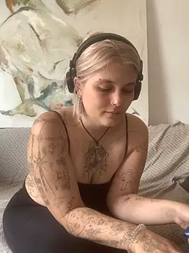Snapshot of Ella_Bloom chatting on June 6, 9:03 am Ella Bloom online show from June 6, 9:03 am