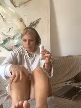 Snapshot of Ella_Bloom chatting on June 9, 9:10 am Ella Bloom online show from June 9, 9:10 am