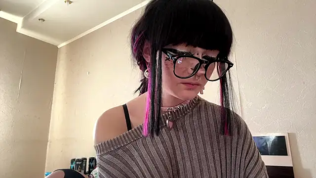 Snapshot of HolyCute chatting on June 4, 2:34 pm HolyCute online show from June 4, 2:34 pm