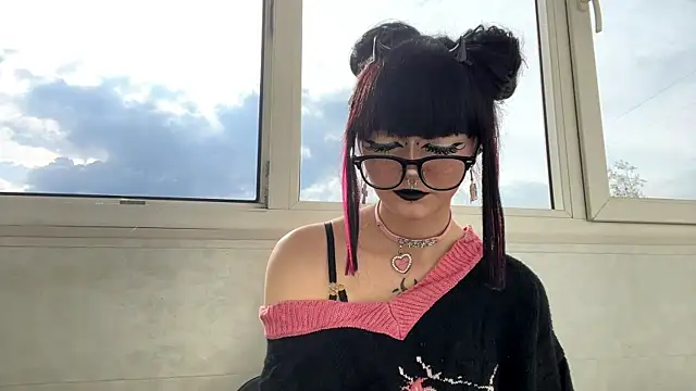 Snapshot of HolyCute chatting on June 6, 2:22 pm HolyCute online show from June 6, 2:22 pm