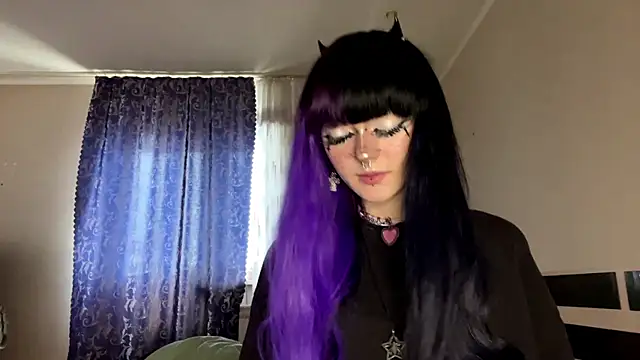 Snapshot of HolyCute chatting on June 12, 3:11 pm HolyCute online show from June 12, 3:11 pm