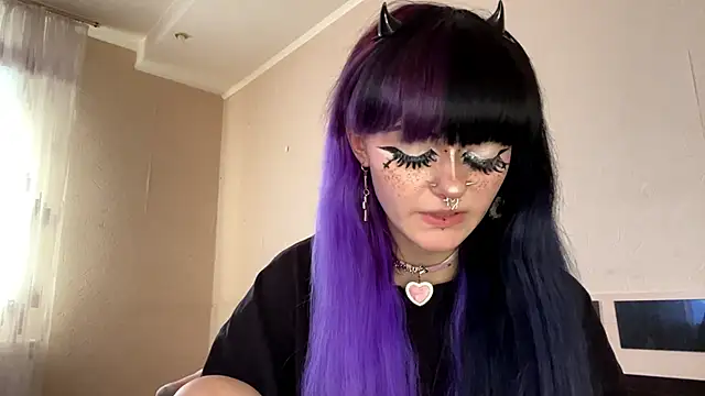 Snapshot of HolyCute chatting on June 15, 4:20 pm HolyCute online show from June 15, 4:20 pm