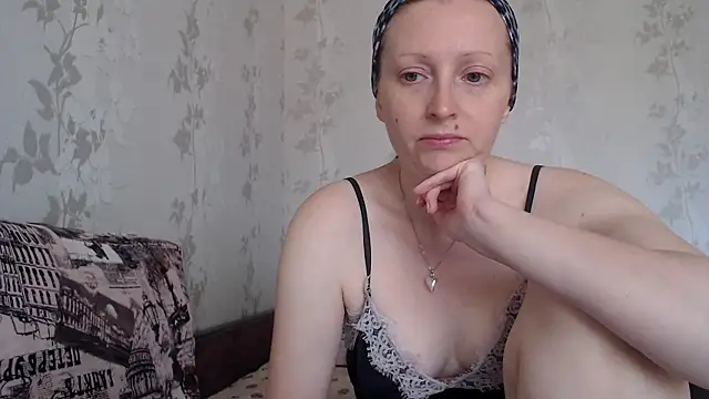 Luna Bliiss online show from June 9, 11:55 am