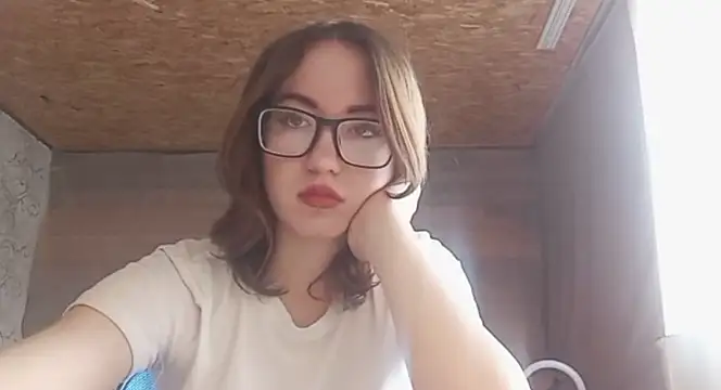 OliviaMoment online show from June 1, 9:44 am