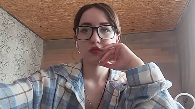 OliviaMoment online show from June 7, 10:08 am