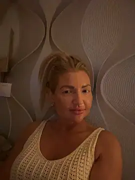Snapshot of szexicicamica chatting on May 31, 7:15 pm szexicicamica online show from May 31, 7:15 pm