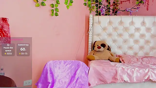 Snapshot of valentinee_xo chatting on June 11, 4:43 am valentinee xo online show from June 11, 4:43 am