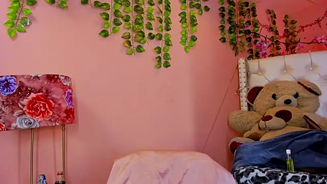 Snapshot of valentinee_xo chatting on June 14, 4:25 am valentinee xo online show from June 14, 4:25 am