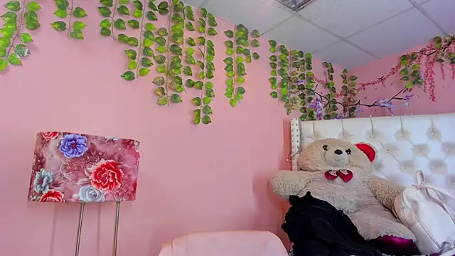 Snapshot of valentinee_xo chatting on June 16, 12:46 am valentinee xo online show from June 16, 12:46 am